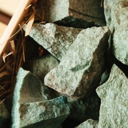 Камень Жадеит колотый средний 20 кг. (мешок) (Россия)